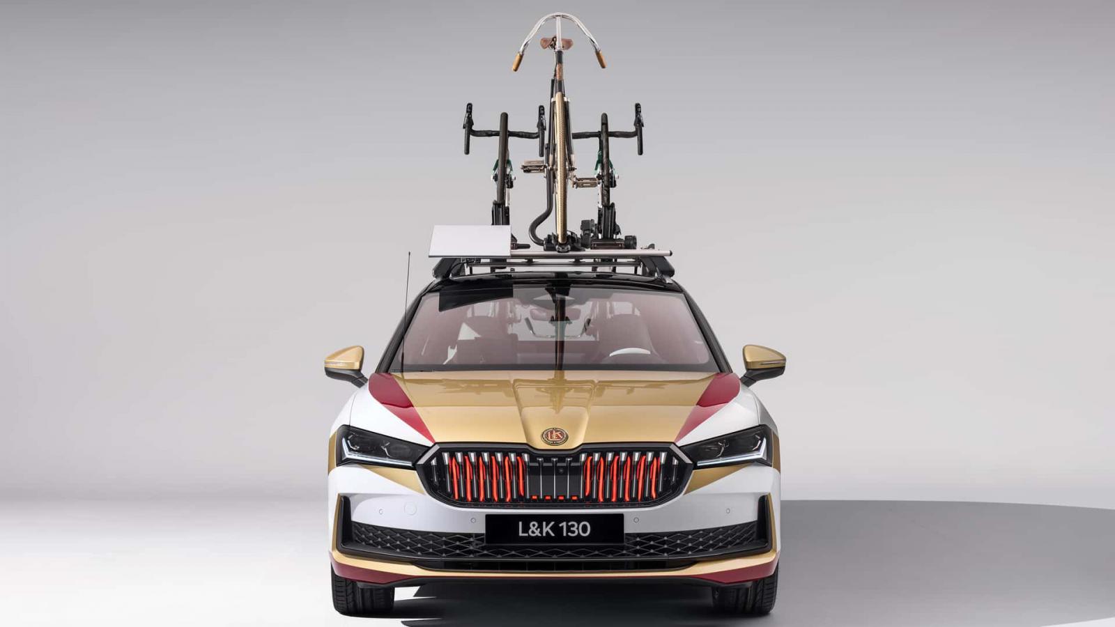 Το Skoda Superb έγινε Pick-up με περίεργη πίσω πόρτα!